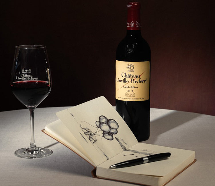 Château Léoville Poyferré, Bordeaux vin, rødvin fra Saint-Julien - Flaske Château Léoville Poyferré Saint-Julien 2019 med fyldt vinglas og notesbog på hvid dug.